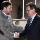 Artur Mas estrecha la mano del líder de Esquerra Republicana, Oriol Junquera, en una reunión del pasado mes de noviembre.
