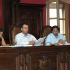 Nicanor Sen, alcalde de Cistierna, y Javier Arias, teniente-alcalde, en el pleno.