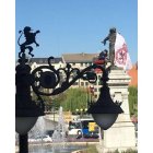 La estatua de Guzmán con la bandera de la Cultural.