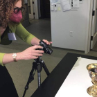 Therese Martin analizando el cáliz del abad Suger, que forma parte de la colección del National Gallery of Art en Washington. CORTESÍA DE THERESE MARTIN