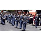 El desfile de los nuevos alumnos de la Academia Básica del Aire se efectuó de San Marcos a Guzmán, por La Condesa, ante la mirada de decenas de leoneses. MARCIANO PÉREZ