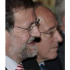 Rajoy, acompañado por Pizarro, durante un acto electoral