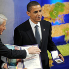 El presidente estadounidense, Barack Obama, posa con la insignia del Premio Nobel de la Paz.