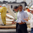 Obama habla junto a Walt Dorn, director de emergencias de los Servicios Ambientales Patriotas