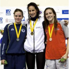 Érika, en el centro con su medalla de oro, escoltada por Dasca (plata) y Vilariño (bronce).