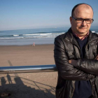 Juan José Martínez Jambrina, en la playa de Avilés. DL
