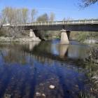 Puente actual sobre el río Luna a su paso por la localidad de Villarroquel. RAMIRO