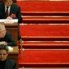 Varios delegados toman nota en la apertura de la Asamblea  Popular China