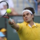 Federer responde una bola ante el ruso Igor Andreev.
