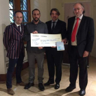 El premiado, junto al presidente del jurado, el editor y el gerente de la fundación.