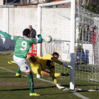 Roberto Puente reducía la ventaja del Bembibre al marcar el primer gol astorgano pero al final la remontada no fue posible. MARCIANO PÉREZ