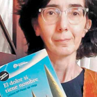 Leonor María Pérez de Vega posa con su libro ‘El dolor sí tiene nombre’. DL