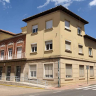 Fachada principal del antiguo centro de salud, propiedad de la Seguridad Social.
