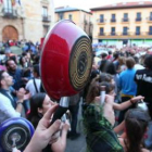La plaza de Botines fue tomada anoche por una sonora y multitudinaria cacerolada.