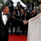 La actriz Melanie Griffith y su marido, el español Antonio Banderas, conversan con la actriz Faye Du