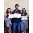 Las dos alumnas ganadoras del premio con su profesor.