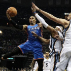 Russell Westbrook entra a canasta obstaculizado por Vince Carter y Marc Gasol.