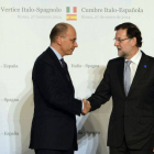 El primer ministro italiano, Enrico Letta (i), saluda al presidente del Gobierno español, Mariano Rajoy.