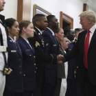 El presidente Trump durante su visita ayer al Pentágono en Arlington (Virginia). ALEX WONG