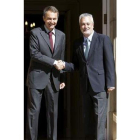 Zapatero y Griñán se saludan a la entrada de La Moncloa.