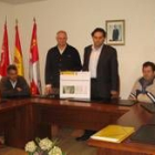 El alcalde, a la derecha, y el gerente del Catastro durante el acto de ayer