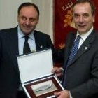 El ministro de Defensa recibió en Madrid, de manos de Rafael Álvarez, la insignia de su pueblo