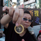 La Fundación Sida de Taiwán enseña cómo colocar un preservativo. DAVID CHANG