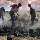 Elaboración de carbón vegetal, en Lagunas de Somoza con la demolición del horno y recogida del carbón