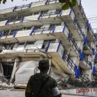 Soldados mexicanos montan guardia a pocos metros del hotel Sensación, hundido tras el terremoto, en Matias Romero (Oaxaca), el 8 de septiembre
