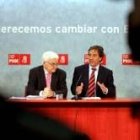 El secretario regional del PSOE compareció junto al procurador socialista Pascual Felipe Fernández