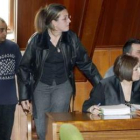 La mujer, de pie, y los dos hombres acusados durante el juicio en Cantabria.