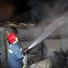 Voluntarios del Ayuntamiento de La Bañeza, durante la extinción de un fuego