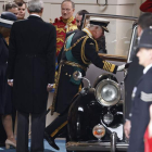 Carlos de Inglaterra abandona ayer Westminster. TOLGA AKMEN