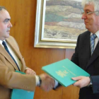 Maximino González y José Ángel Hermida tras firmar el acuerdo.
