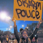 Una manifestante sostiene un cartel en una marcha solidaria con Baltimore, este miércoles en Chicago.