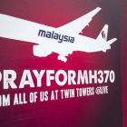 Cartel en recuerdo del vuelo MH370 de Malaysia Airlines, este viernes en el centro de Kuala Lumpur.