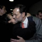 Rajoy no se cansó de dar besos a las simpatizantes del partido
