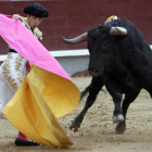 El torero leonés, recibiendo con el capote al primero de su lote, ayer, en su comparecencia en la plaza de Las Ventas.