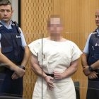 Brenton Harrison Tarrant, autor de la masacre de Nueva Zelanda, ha comparecido este sábado ante un tribunal de Christchurch y se ha despedido formando con su mano derecha algo parecido a ese OK invertido que utilizan los supremacistas blancos.