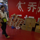 Un puesto de venta de zapatillas Qiaodan, en Pekín.