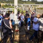 Familiares y amigos de las víctimas del accidente del Alvia colocan flores en su memoria. ÓSCAR CORRAL