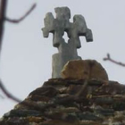La extraña cruz de la iglesia de Santiago de Chana de Somoza que podría ser un águila romana.