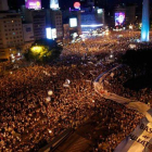 Miles de argentinos protestan contra la gestión del Gobierno, la noche del jueves, en la Avenida 9 de Julio de Buenos Aires.