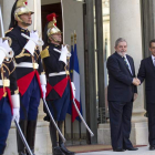 Sarkozy da la bienvenida al ex presidente brasileño Luiz Inácio Lula da Silva, en París.