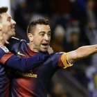 Xavi Hernández celebra con su compañero Leo Messi el primer gol del Barça.