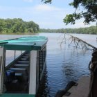 Un mundo fascinante detrás del embarcadero en el río La Suerte, el corazón de agua del Parque Nacional de Tortuguero, más de cuatro centenares de especies de aves, cocodrilos, caimanes, iguanas… Calle principal del pueblo de Tortuguero, una pequeña