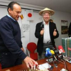 El alcalde de Molina, Alfonso Arias, y el representante japonés, Hirohumi Matsuoko.