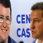 Raúl de la Hoz ante un cartel de Mañueco. RUBÉN CACHO