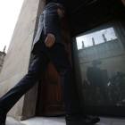 El presidente de la Generalitat, Carles Puigdemont, a su llegada a una reunión extraordinaria del gobierno catalán tras la jornada del 1-O
