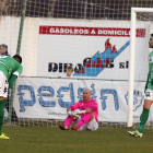 Los jugadores maragatos se muestran cariacontecidos tras encajar el primer gol del partido frente al Tudelano.
